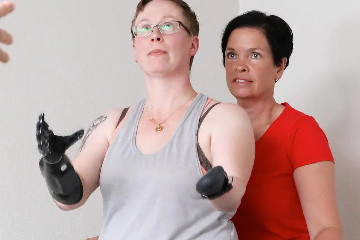 Fysioterapeutti ohjaa asiakasta harjoituksessa